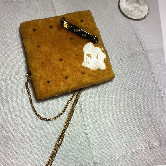 Vintage real saltine cracker, brooch pin looks like a clock - Picture 5 of 6